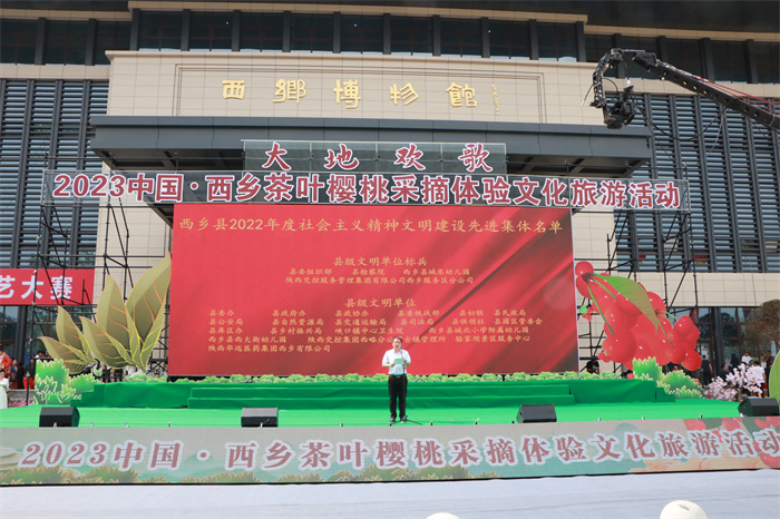 县委常委、副县长陈亮宣读表彰决定.jpg 县委常委、副县长陈亮宣读表彰决定.jpg