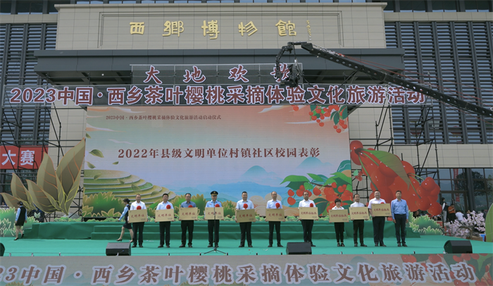 市委宣传部副部长、文明办主任为县级文明单位颁奖.png 市委宣传部副部长、文明办主任为县级文明单位颁奖.png
