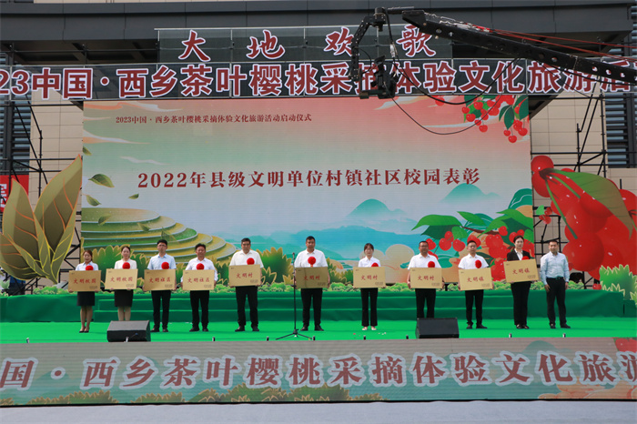 县委常委、常务副县长惠理为县委文明村镇社区校园颁奖.jpg 县委常委、常务副县长惠理为县委文明村镇社区校园颁奖.jpg