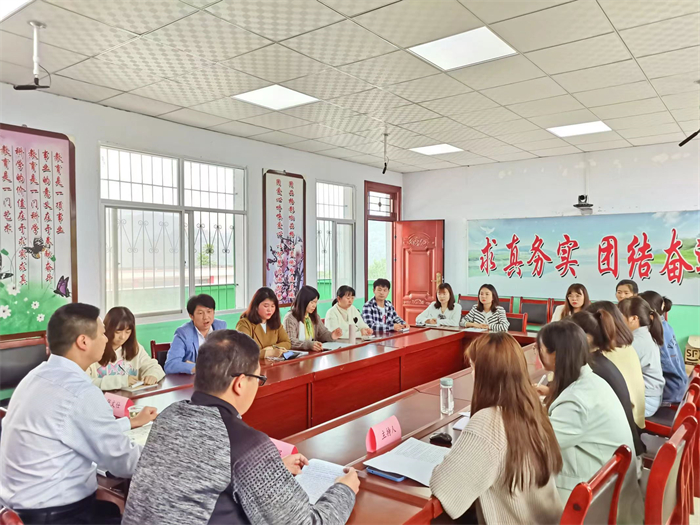 青年教师座谈会现场.jpg 青年教师座谈会现场.jpg