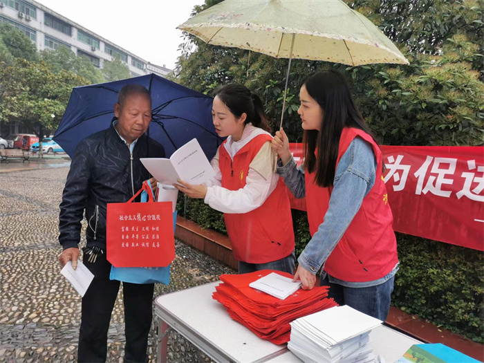 图片说明:图为宣讲志愿者在洋县开明广场宣讲《汉中市文明行为促进条例》。.jpg 图片说明:图为宣讲志愿者在洋县开明广场宣讲《汉中市文明行为促进条例》。.jpg