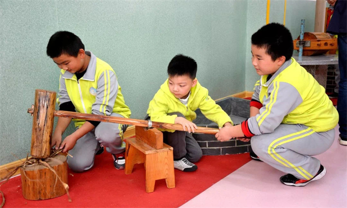图片说明:图为学生体验古法造纸技艺.jpg 图片说明:图为学生体验古法造纸技艺.jpg
