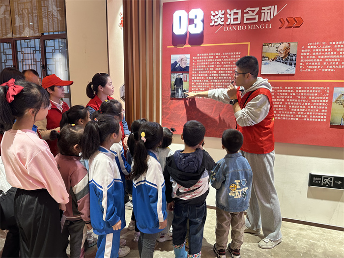 图片说明:在洋县楷模馆开展研学活动,图为志愿者为学生讲解老英雄张富清的故事。.jpg 图片说明:在洋县楷模馆开展研学活动,图为志愿者为学生讲解老英雄张富清的故事。.jpg
