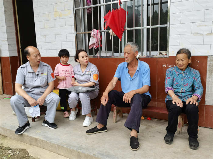 帮扶干部到农户家走访.jpg 帮扶干部到农户家走访.jpg