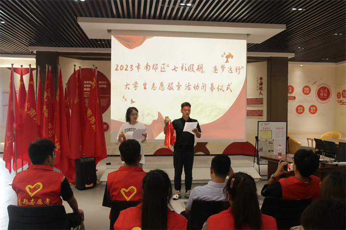 《总书记来汉中》快板表演(1).jpg 《总书记来汉中》快板表演(1).jpg