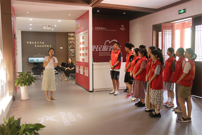 志愿者参观南郑区新时代文明实践中心(1).jpg 志愿者参观南郑区新时代文明实践中心(1).jpg