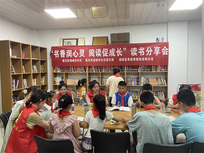 活动结束认真交流.jpg 活动结束认真交流.jpg