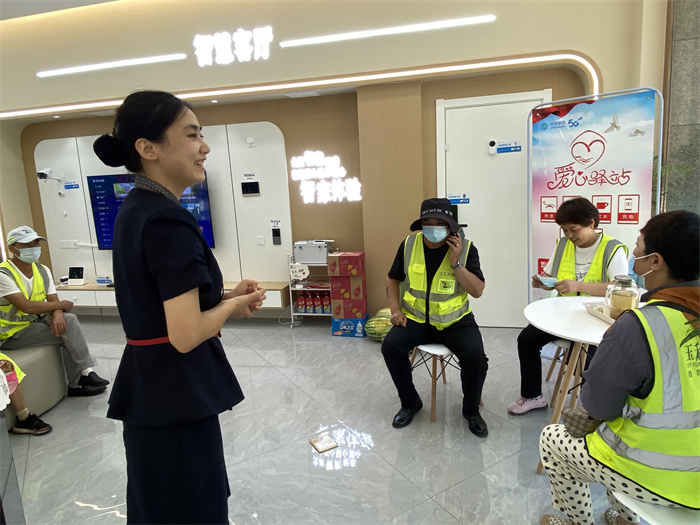 营业员为环卫人员介绍挺提供免费服务项目.jpg 营业员为环卫人员介绍挺提供免费服务项目.jpg