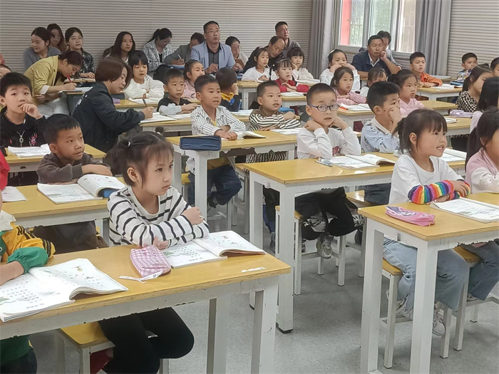 老师听课学习现场.jpg 老师听课学习现场.jpg