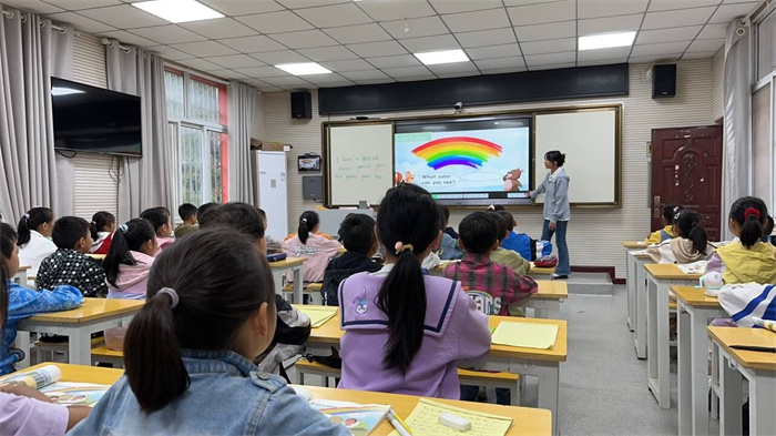夏先会老师执教的三年级英语课.jpg 夏先会老师执教的三年级英语课.jpg