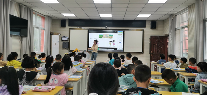 张婷老师执教的一年级数学课.jpg 张婷老师执教的一年级数学课.jpg