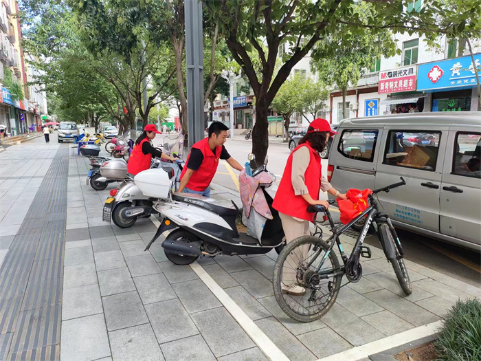 整理路边乱放车辆.jpg 整理路边乱放车辆.jpg