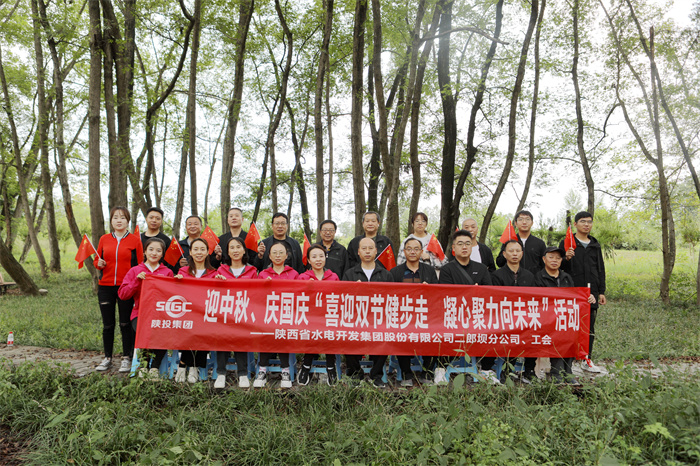 活动合影.jpg 活动合影.jpg