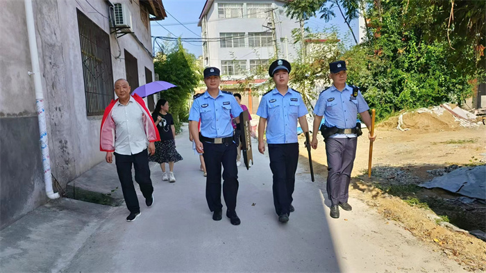 联合辖区民警捕捉流浪狗1.jpg 联合辖区民警捕捉流浪狗1.jpg