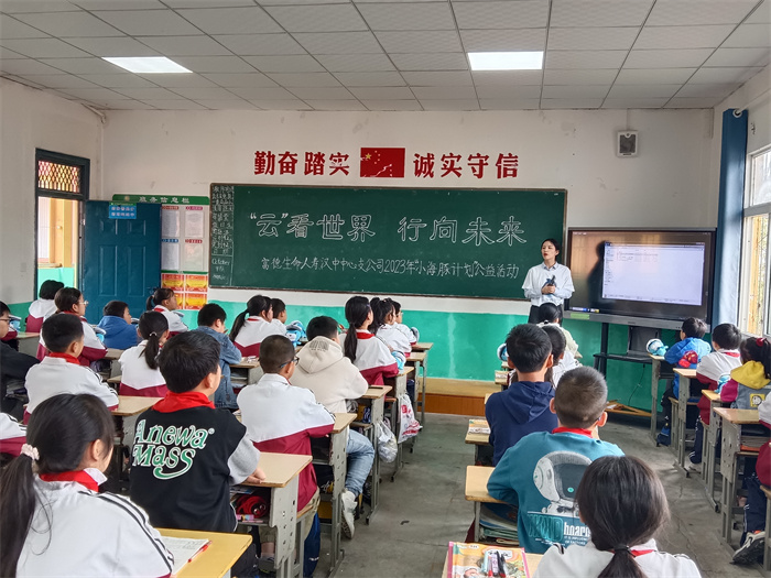 志愿者们给孩子们进行防电信诈骗宣传.jpg 志愿者们给孩子们进行防电信诈骗宣传.jpg