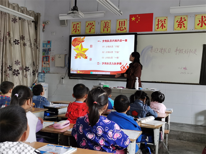主题班队6.jpg 主题班队6.jpg