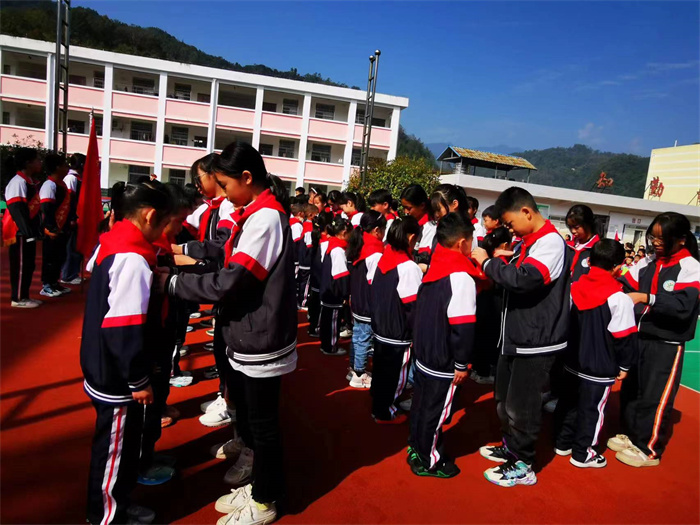 佩戴红领巾.jpg 佩戴红领巾.jpg