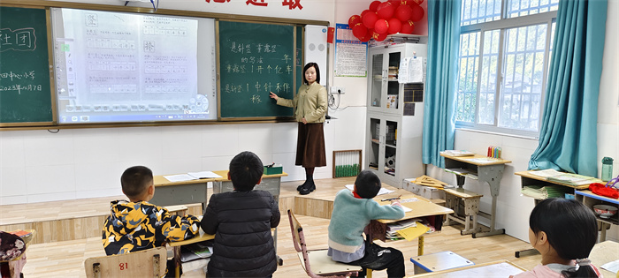 教师耐心讲解.jpg 教师耐心讲解.jpg