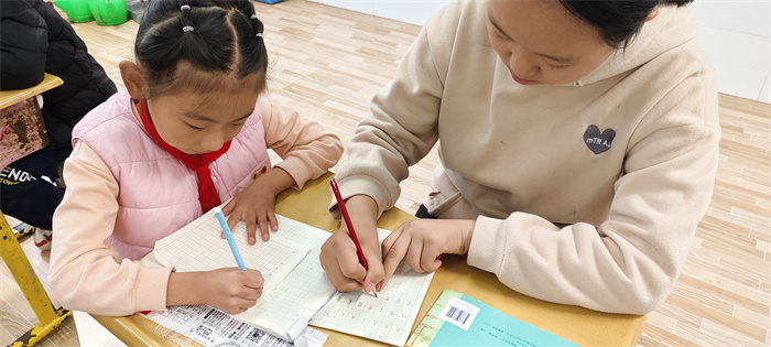 学生认真练习硬笔书法.jpg 学生认真练习硬笔书法.jpg