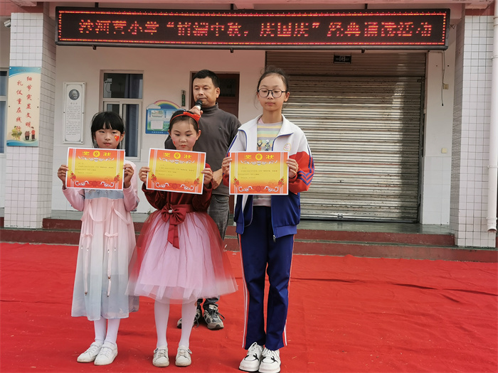张校长为本次活动获奖班级颁奖.jpg 张校长为本次活动获奖班级颁奖.jpg