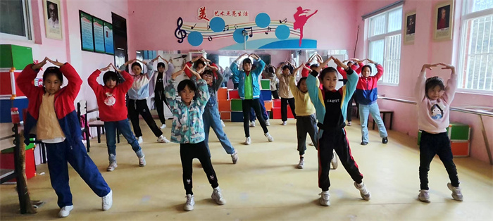 学生在练基本功.jpg 学生在练基本功.jpg