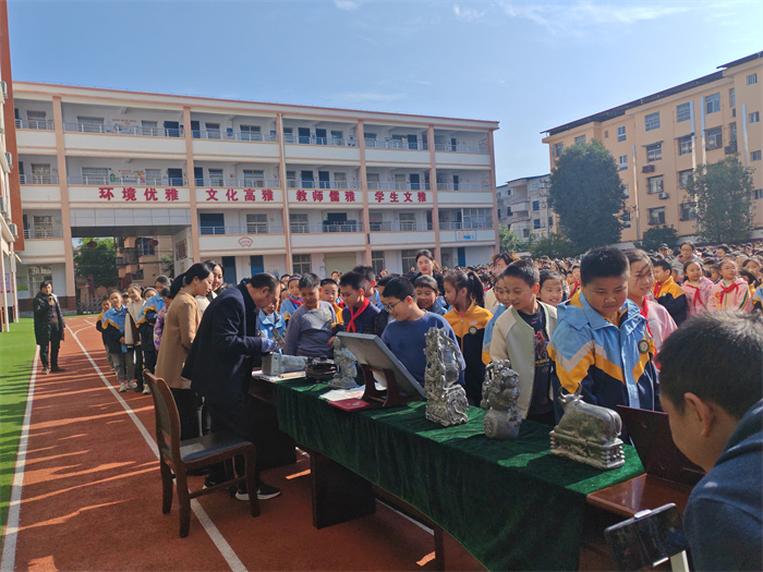 学生参观现场石雕创作.jpg 学生参观现场石雕创作.jpg
