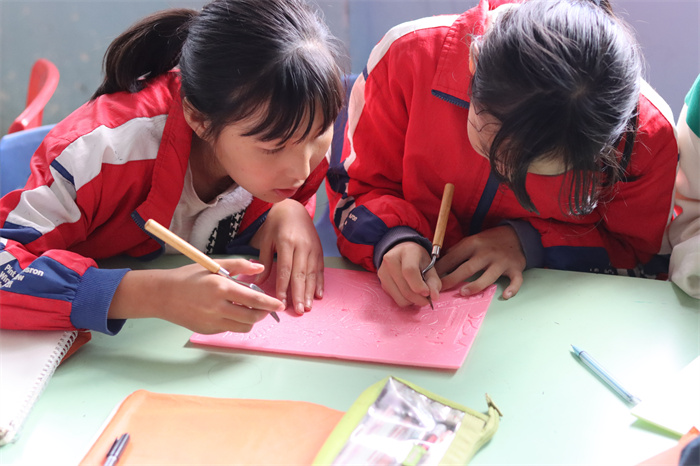 学生在刻板.jpg 学生在刻板.jpg