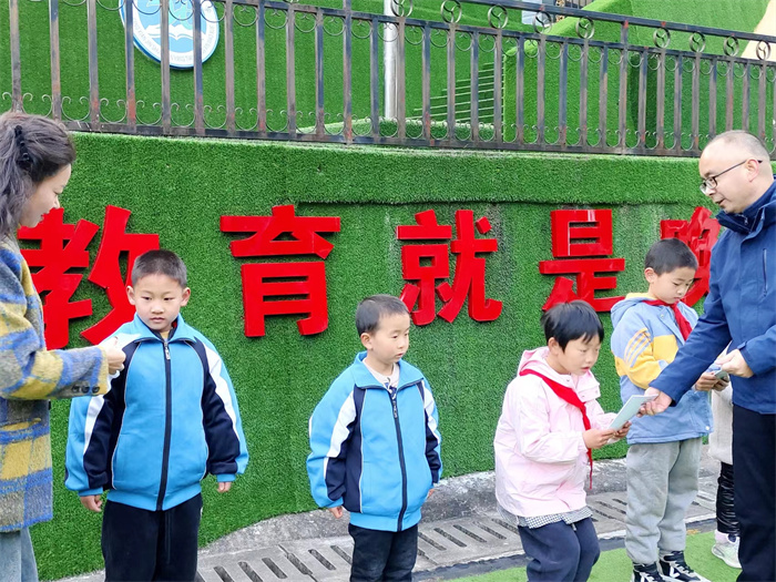 学校领导给“护蛋好妈妈”颁发奖品.jpg 学校领导给“护蛋好妈妈”颁发奖品.jpg
