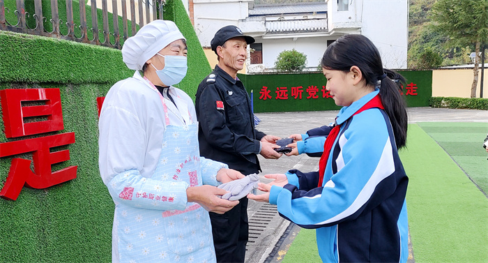 学生代表给保安和炊事员赠送感恩小礼物.jpg 学生代表给保安和炊事员赠送感恩小礼物.jpg