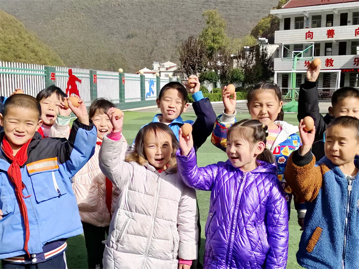 学生拿到鸡蛋决心保护好.jpg 学生拿到鸡蛋决心保护好.jpg