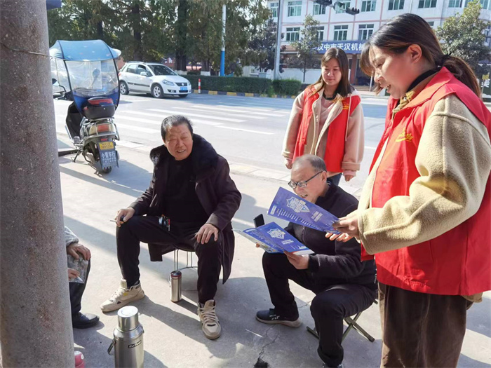 志愿者进行反诈宣传1.jpg 志愿者进行反诈宣传1.jpg