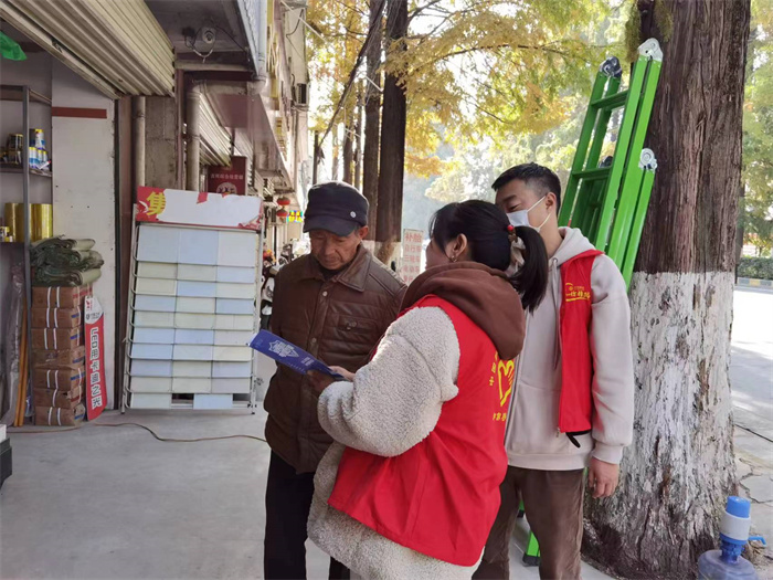 志愿者进行反诈宣传2.jpg 志愿者进行反诈宣传2.jpg