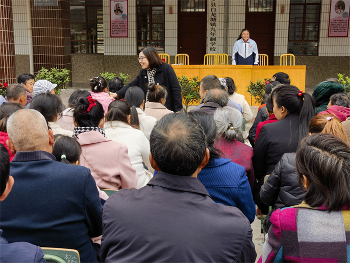 同心同力,共育花开——白龙塘镇九年制学校召开期中家长会2.jpg 同心同力,共育花开——白龙塘镇九年制学校召开期中家长会2.jpg