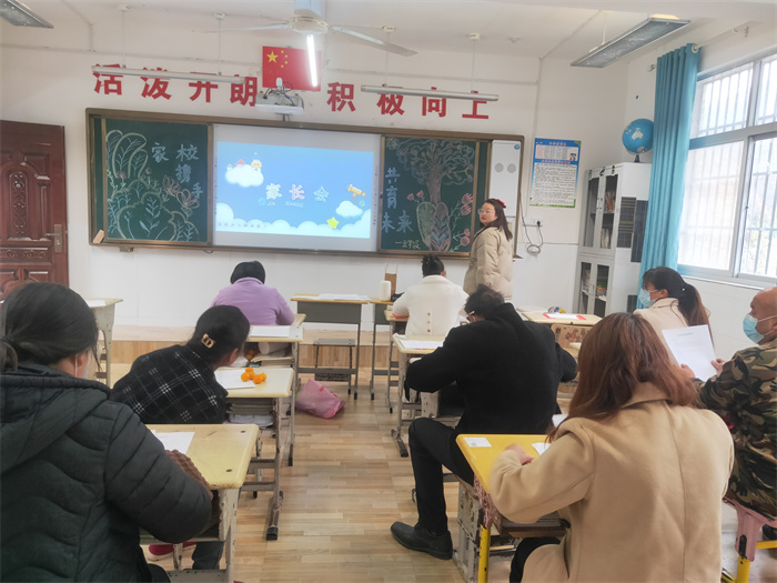 各班家长会.jpg 各班家长会.jpg