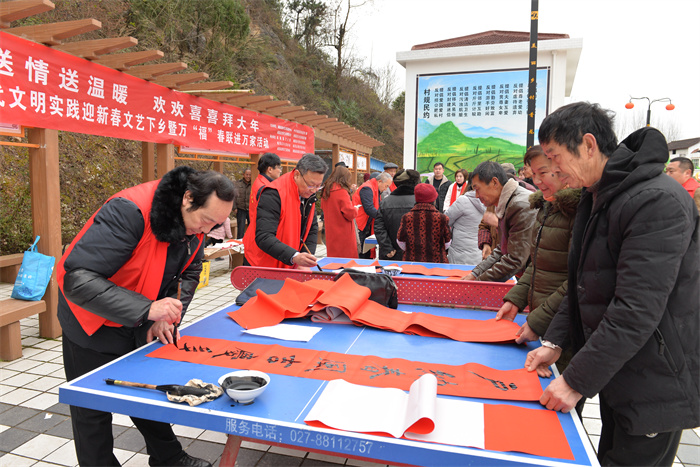 新时代文明实践文化志愿者为群众送春联.jpg