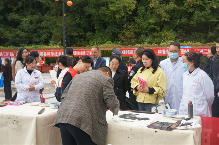 1城固县2023年文化科技卫生“三下乡”暨新时代文明实践集中示范活动.png