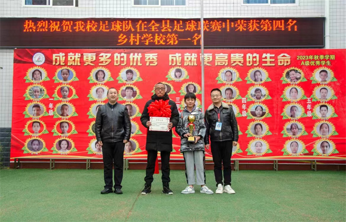 优秀教练员.jpg 优秀教练员.jpg