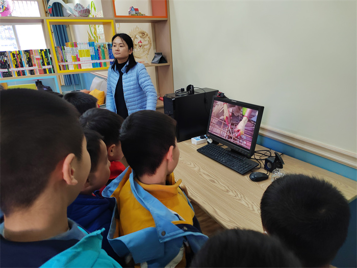 学生观看父母在外务工视频.jpg 学生观看父母在外务工视频.jpg