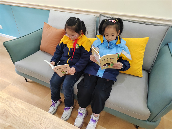 学生看书.jpg 学生看书.jpg