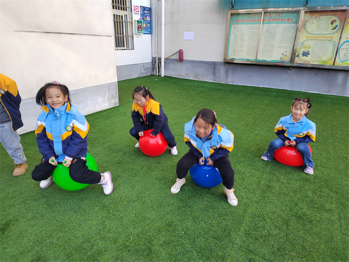 学生玩游戏.jpg 学生玩游戏.jpg