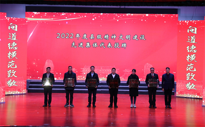 第一轮颁奖 市委宣传部副部长颁奖.jpg 第一轮颁奖 市委宣传部副部长颁奖.jpg