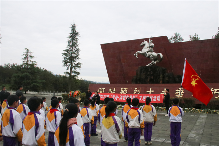 4月4日区委宣传部、区新时代文明实践中心组织开展清明祭英烈文明实践活动.jpg