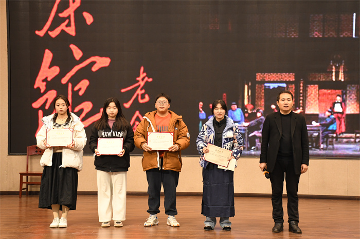 6.副校长陈功喜为获奖同学颁奖.jpg 6.副校长陈功喜为获奖同学颁奖.jpg