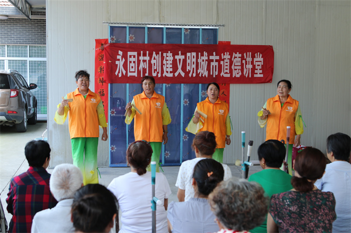 梁山镇新时代文明实践志愿者在永固村表演快板书《文明创建就是好》.jpg 梁山镇新时代文明实践志愿者在永固村表演快板书《文明创建就是好》.jpg