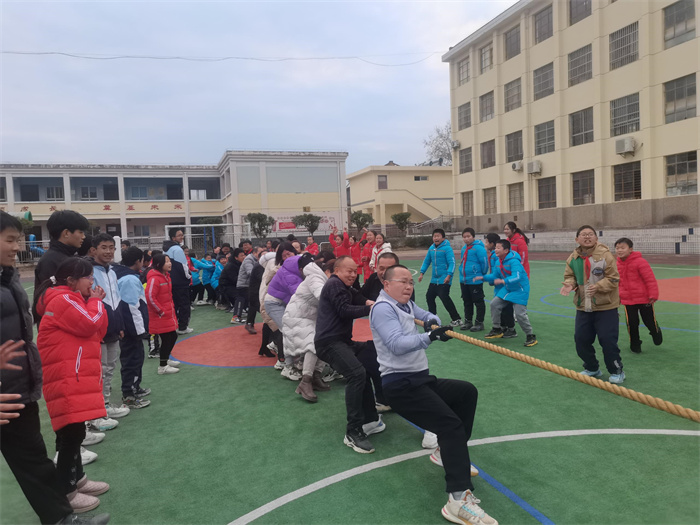 白龙塘镇九年制学校开展冬季师生拔河比赛 2.jpg 白龙塘镇九年制学校开展冬季师生拔河比赛 2.jpg