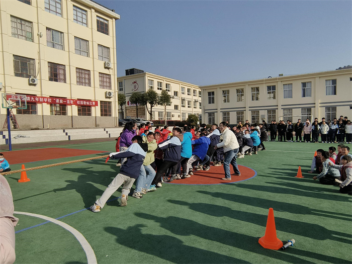 白龙塘镇九年制学校开展冬季师生拔河比赛 4.jpg 白龙塘镇九年制学校开展冬季师生拔河比赛 4.jpg