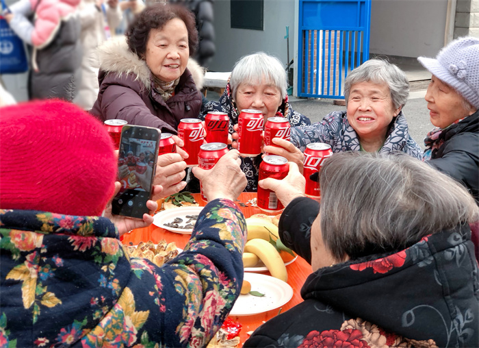 共同举杯.jpg 共同举杯.jpg