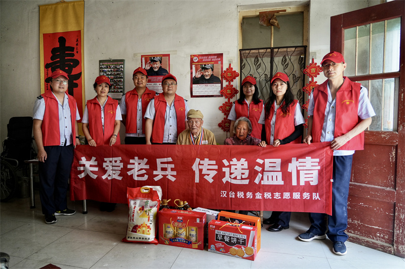 看望抗美援朝老兵刘善文.jpg 看望抗美援朝老兵刘善文.jpg