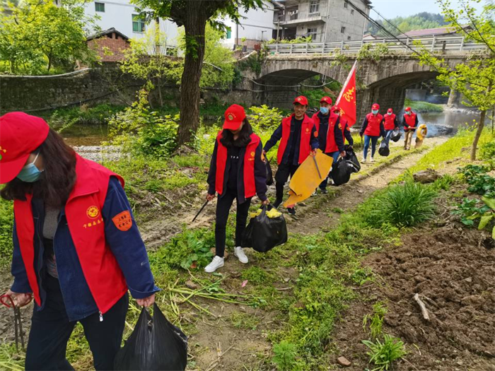8.保护水源地 净水鸟在行动——县城周边河道清理.png 8.保护水源地 净水鸟在行动——县城周边河道清理.png