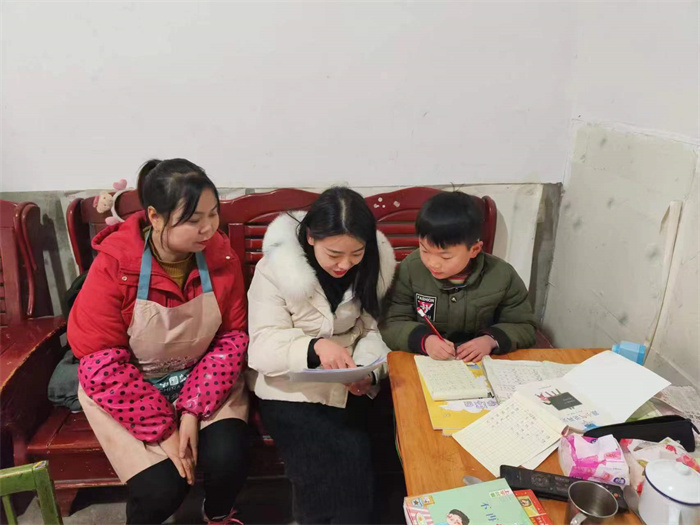 家访送温暖 携手促成长—白龙塘镇九年制学校开展寒假大家访活动5.jpg 家访送温暖 携手促成长—白龙塘镇九年制学校开展寒假大家访活动5.jpg